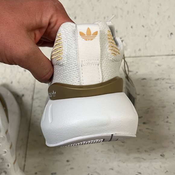NWT ADIDAS Originals Women's Swift Run 22 Shoes white and gold size 8.5 - Picture 12 of 16